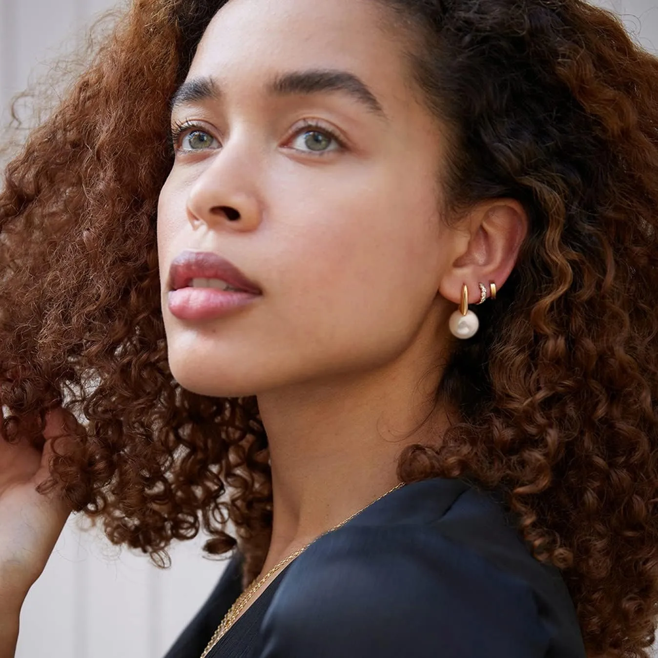 18K Gold Plated Leverback Hoop Handpicked White Shell Pearl Drop Dangle Earring for Women Minimalist Pearl Stud Ear Jewelry for Wedding Bridesmaids Gift