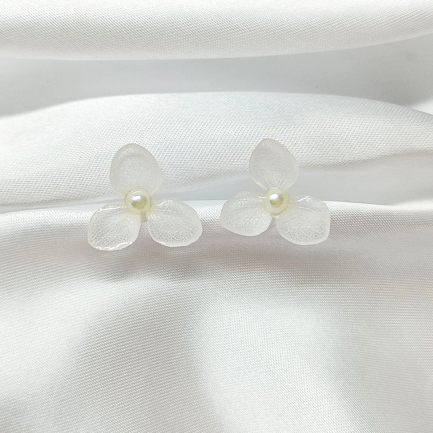 Anna Hydrangea Immortal Floral| Unique Handmade Pressed Flower Earrings| 14k Gold Plated S925 Sterling Silver Wildflower Stud Gifts for Mom Jewelry|Resin Dangle Earrings for Her (White)