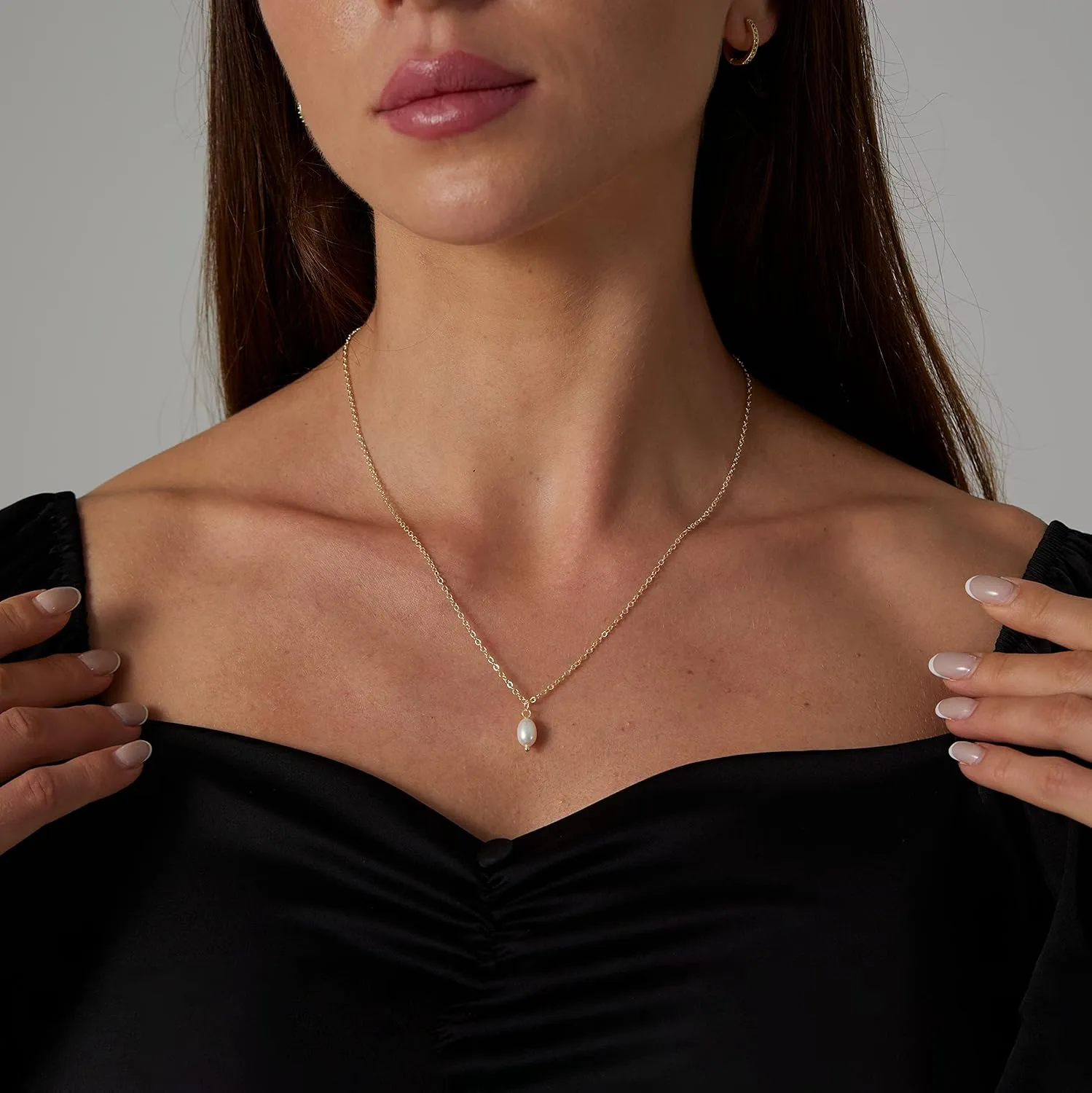 ASCOMY Dainty Pearl Necklaces for Women 14K Gold Plated Chunky Half Pearl Half Chain Toggle Necklace Minimalist Pearl Cuban Paper Clip Toggle Clasp Chain Everyday Jewelry