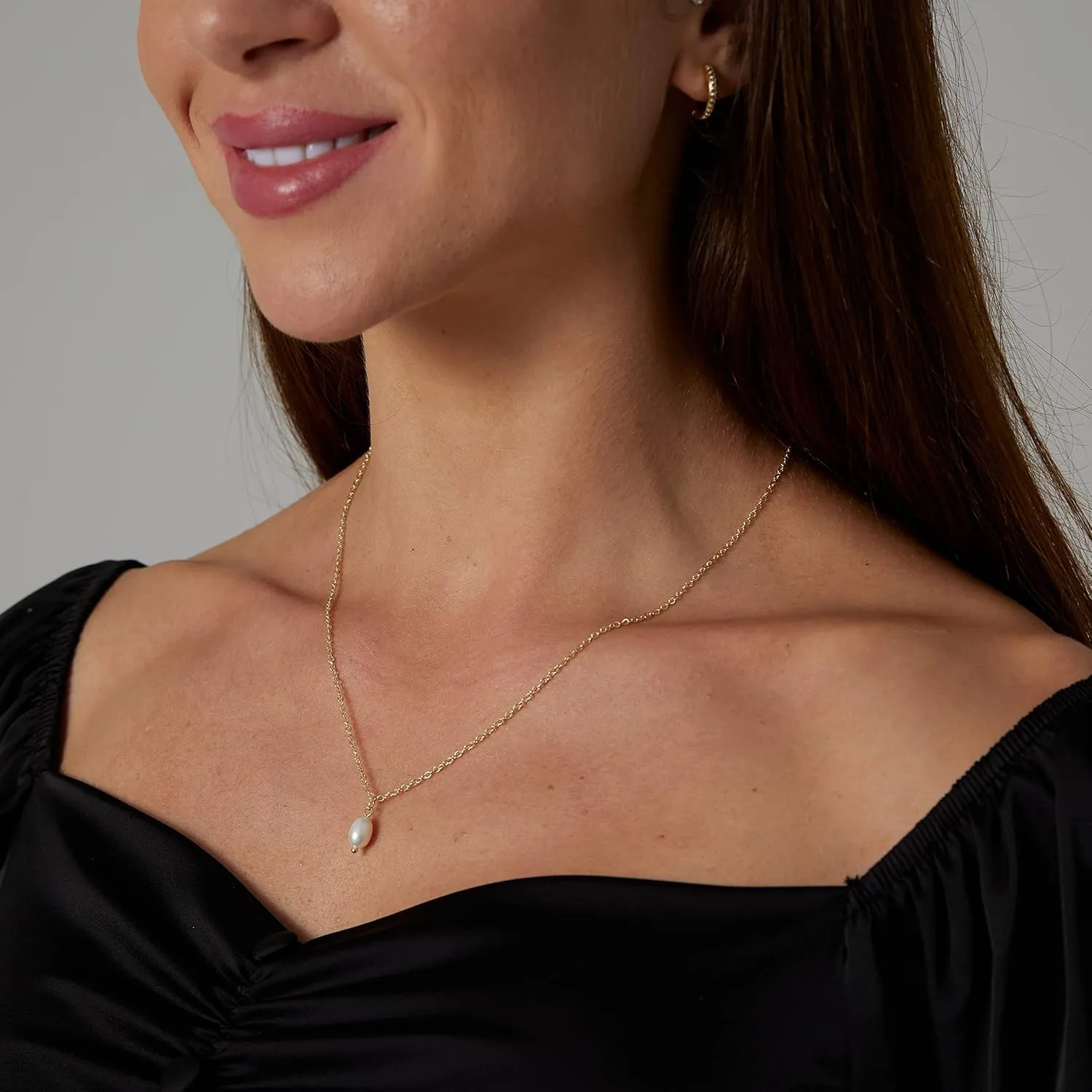 ASCOMY Dainty Pearl Necklaces for Women 14K Gold Plated Chunky Half Pearl Half Chain Toggle Necklace Minimalist Pearl Cuban Paper Clip Toggle Clasp Chain Everyday Jewelry