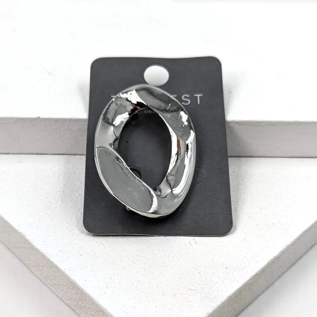 Contemporary bevelled link brooch